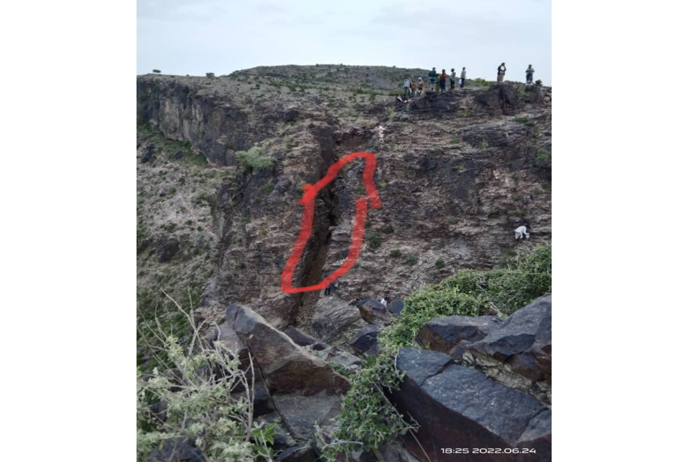 تعز: إنهيار جبل صخري في ماوية على رؤوس عشرات المواطنين أثناء قيامهم بالحفر بحثاً عن كنوز أثرية