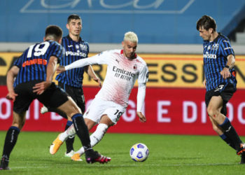 BERGAMO, ITALY - MAY 23: Theo Hernandez of A.C. Milan is challenged by Berat Djimsiti and Marten De Roon of Atalanta B.C. during the Serie A match between Atalanta BC and AC Milan at Gewiss Stadium on May 23, 2021 in Bergamo, Italy. Sporting stadiums around Italy remain under strict restrictions due to the Coronavirus Pandemic as Government social distancing laws prohibit fans inside venues resulting in games being played behind closed doors.  (Photo by Marco Luzzani/Getty Images)