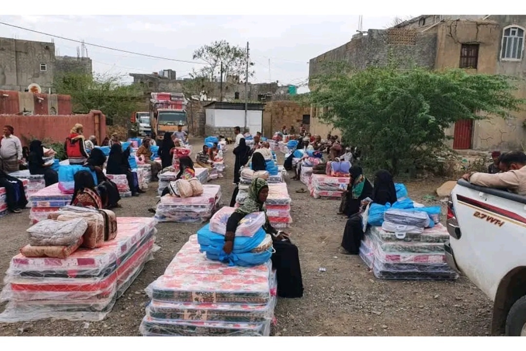 تمدين شباب تدشن توزيع مواد إيوائية ل 79 أسرة نازحة في مدير خدير بتعز