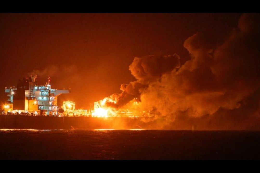 احتراق سفينة بريطانية بعد تعرضها لقصف صاروخي جنوب شرقي مدينة عدن