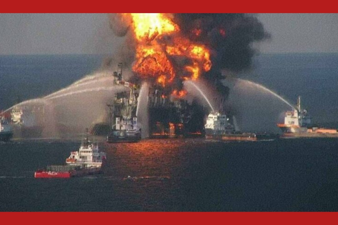تحذيرات من كارثة بيئية في البحر الأحمر جراء استهداف سفينة بريطانية محملة بـ41 ألف طن من المواد الكيماوية