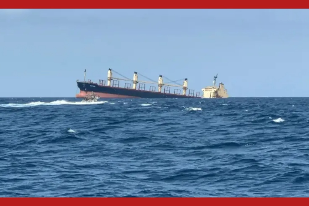 مصادر مطلعة: إغراق سفينة “روبيمار” بكل ما تحمله من مواد خطرة للضغط على قوات “صنعاء” وتحميلها المسؤولية
