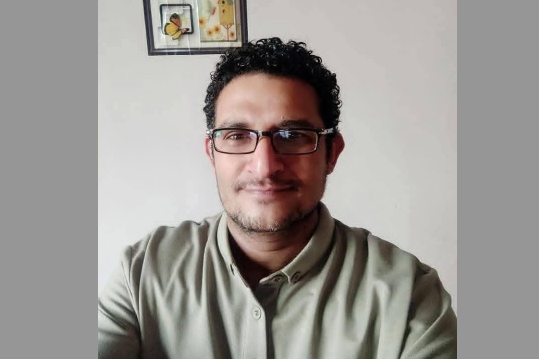 صنعاء.. مناشدات بالإفراج الفوري عن الشاعر أوراس الإرياني بسبب وضعه الصحي