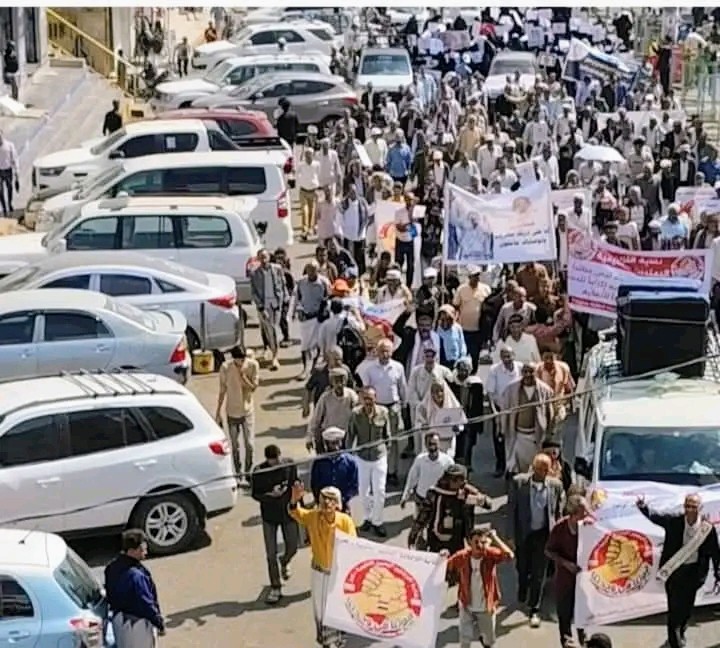 احتجاجات متصاعدة في تعز.. المعلمون يطالبون برواتبهم وسط صمت رسمي مطبق