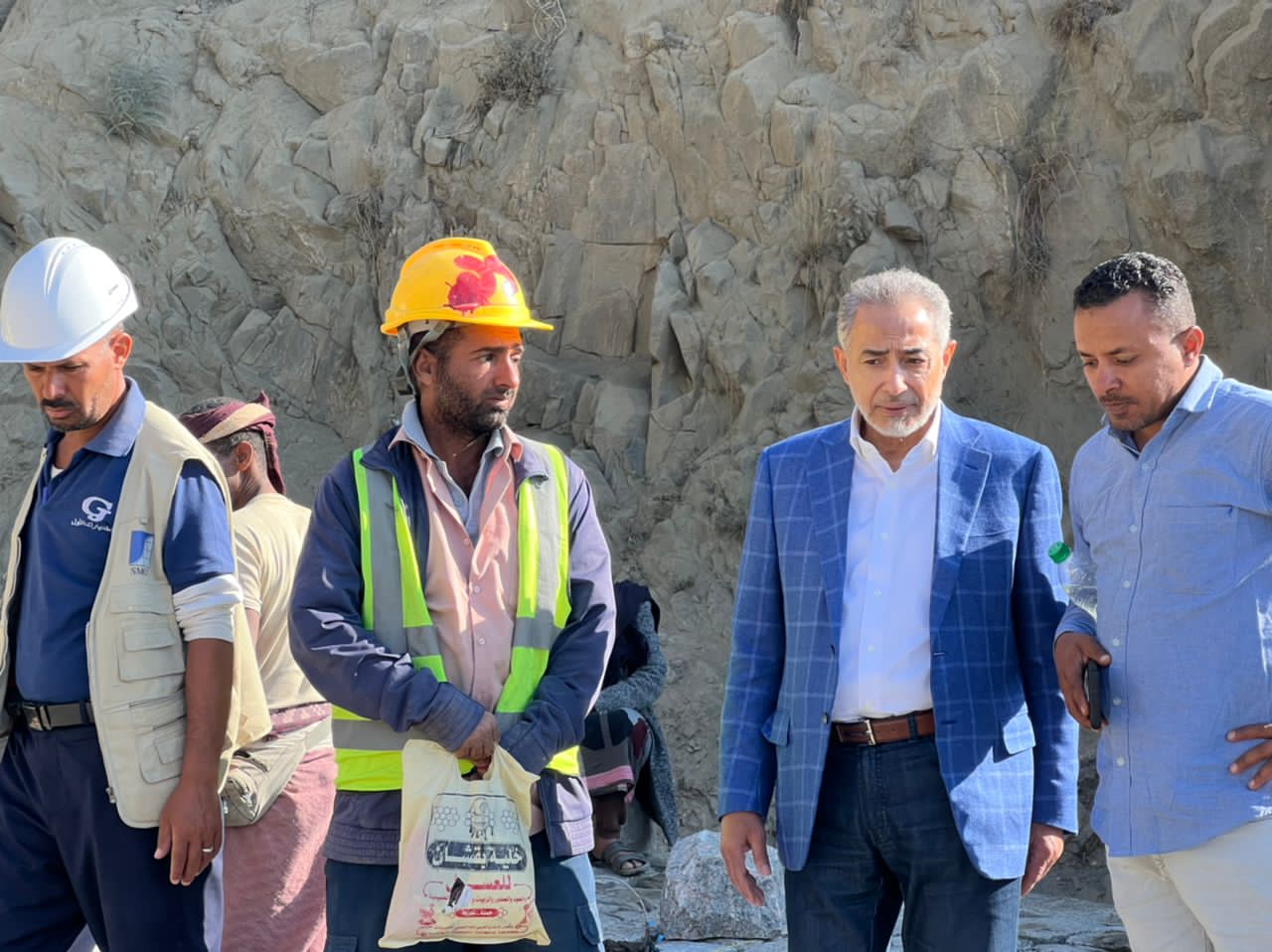 رئيس مجلس إدارة إقليم اليمن يتفقد أعمال صيانة طريق الأعروق – حيفان