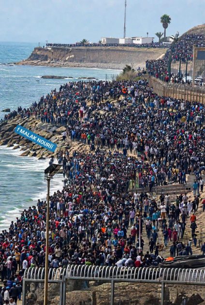 صورة توضح عدد النازحين المغاربة في شواطئ سبتة