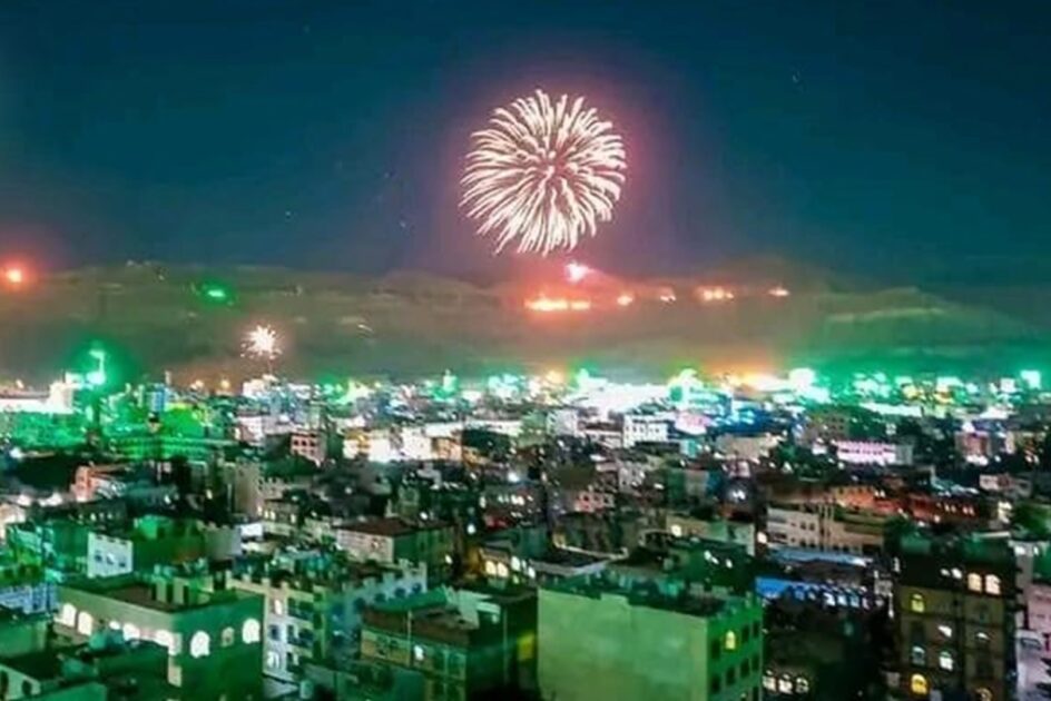 احتفالات صاخبة بالمولد النبوي تتقاطع فيها هواجس الحرب مع تراتيل الفرح.