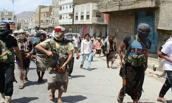 مسلحون ملثمون في أحد شوارع تعز أرشيف